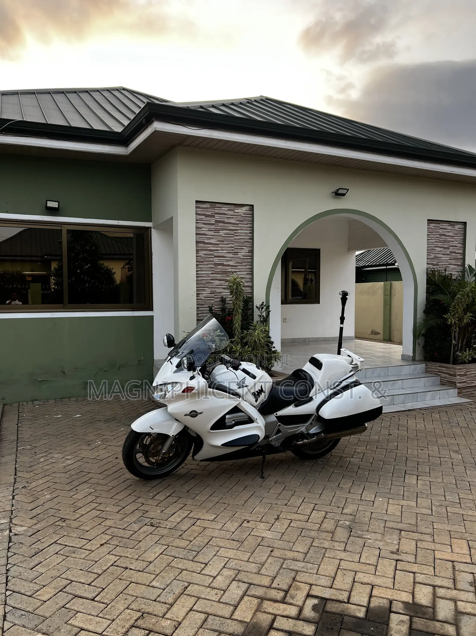 Furnished 4bdrm House in Lakeside Estate, Ashaley Botwe for sale