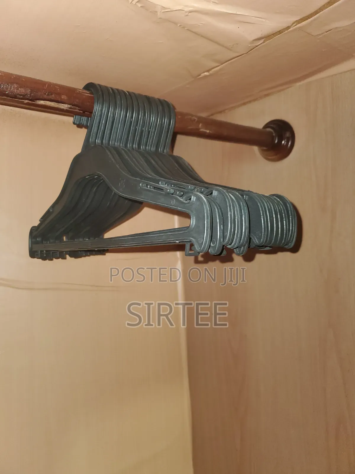 Hangers/Clothing Racks