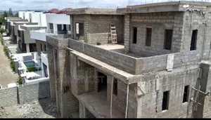5bdrm Duplex in Adenta Frafraha for sale
