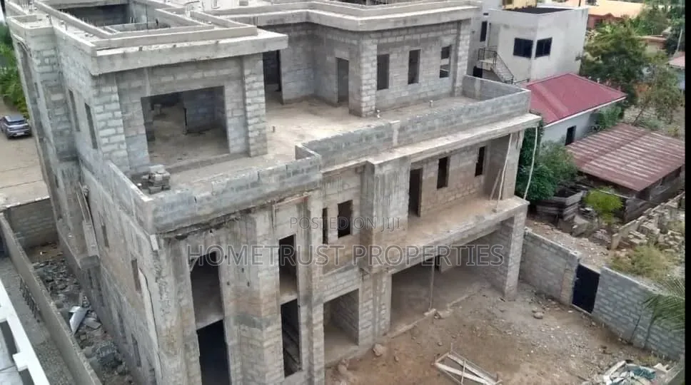 5bdrm Duplex in Adenta Frafraha for sale