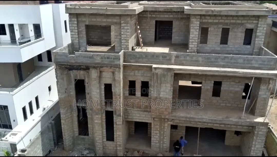 5bdrm Duplex in Adenta Frafraha for sale