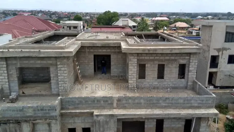 5bdrm Duplex in Adenta Frafraha for sale