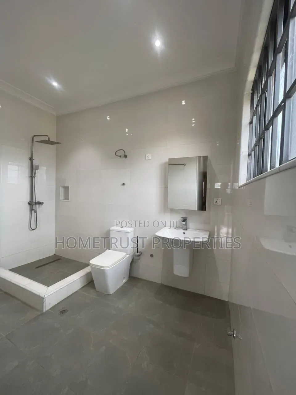 8bdrm Duplex in Mallam Tetegu for sale