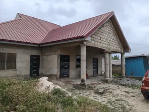 5bdrm House in Amasaman Abeanse for sale