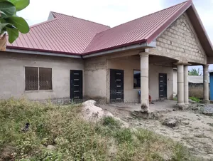 5bdrm House in Amasaman Abeanse for sale