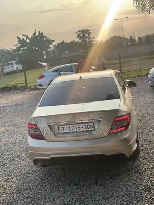 Mercedes-Benz C250 2012 Gold