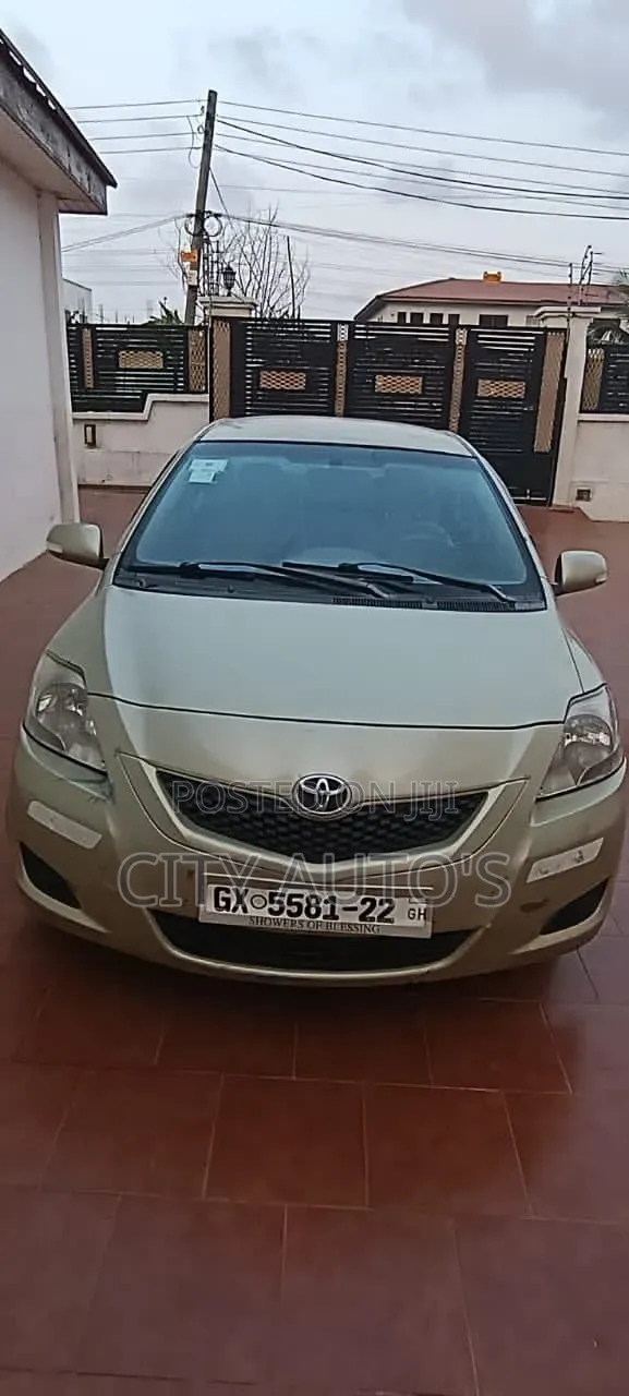 Toyota Yaris Base Sedan 4dr 2010 Gray