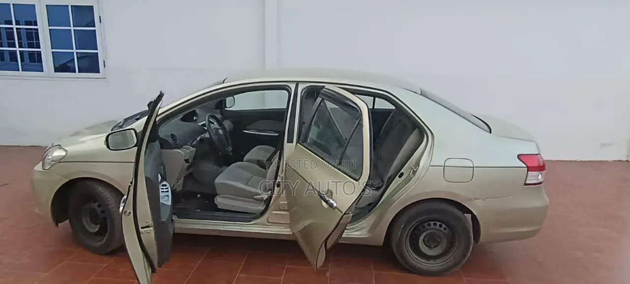 Toyota Yaris Base Sedan 4dr 2010 Gray