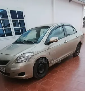 Toyota Yaris Base Sedan 4dr 2010 Gray
