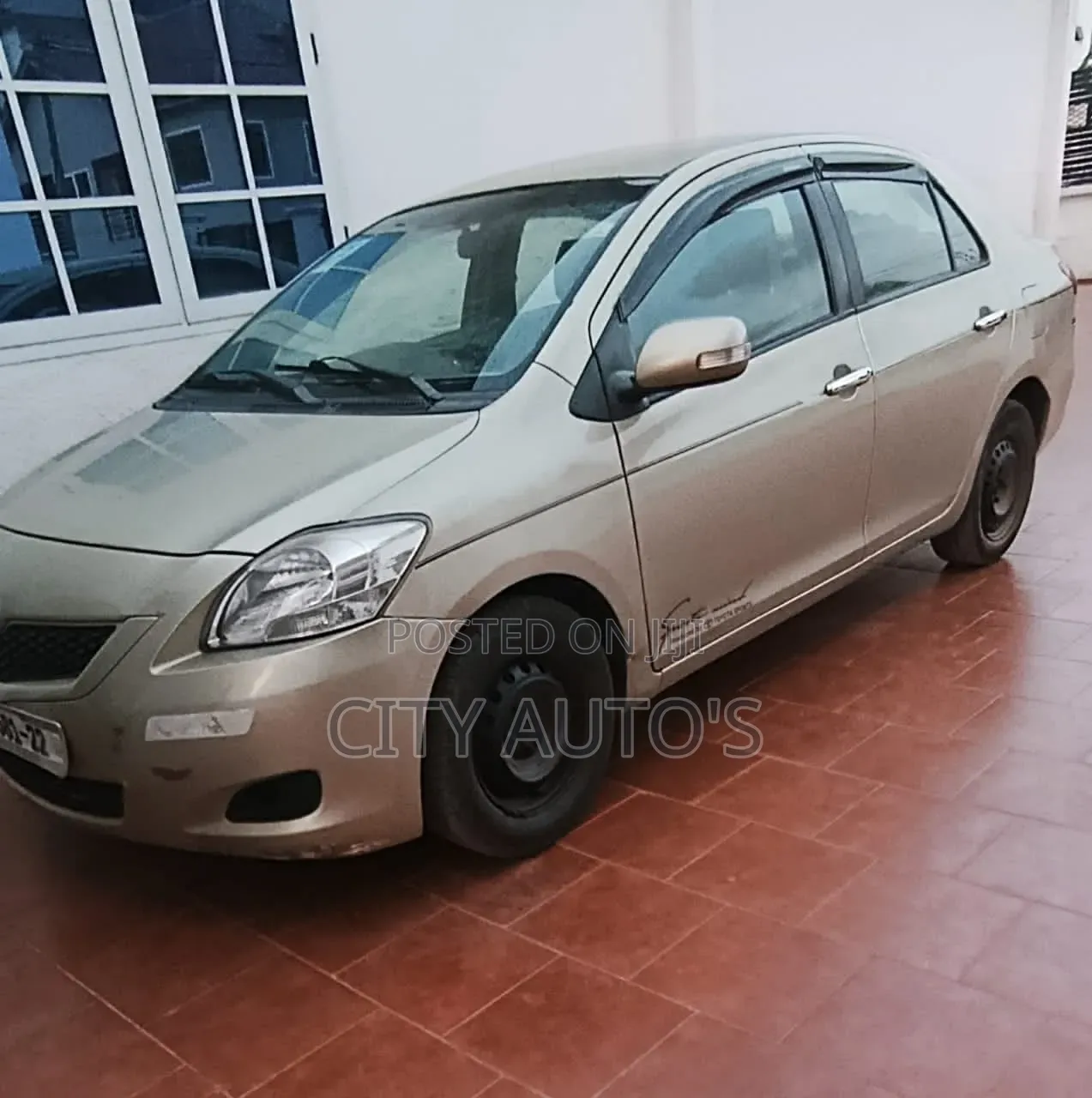 Toyota Yaris Base Sedan 4dr 2010 Gray