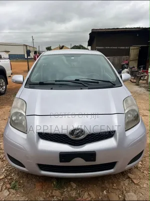 Toyota Vitz 1.3 AWD 3dr 2010 Beige