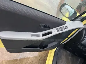 Toyota Yaris Base Hatchback 5dr 2010 Yellow