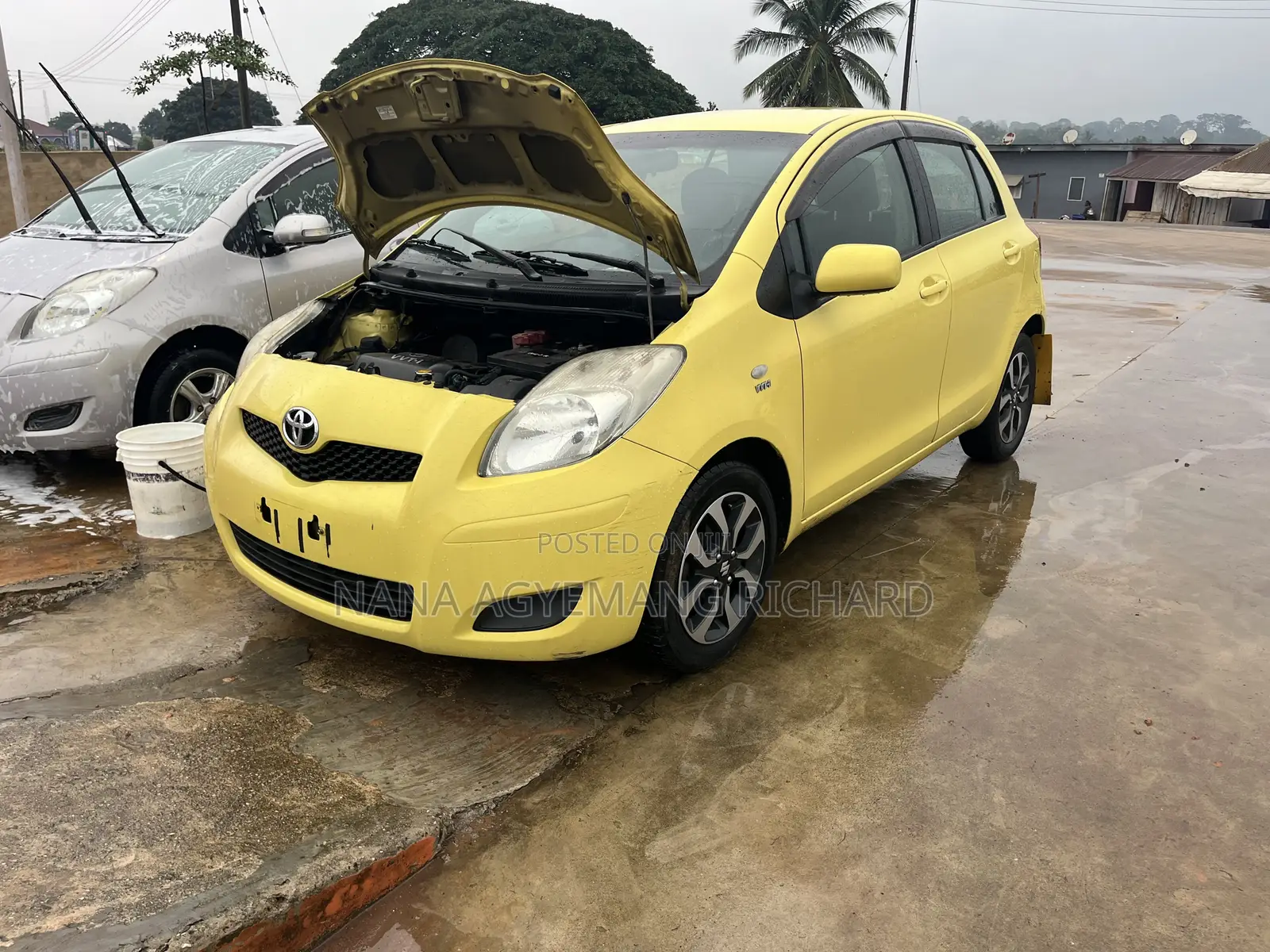 Toyota Yaris Base Hatchback 5dr 2010 Yellow