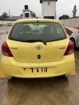 Toyota Yaris Base Hatchback 5dr 2010 Yellow