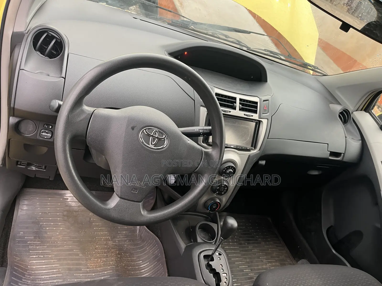 Toyota Yaris Base Hatchback 5dr 2010 Yellow