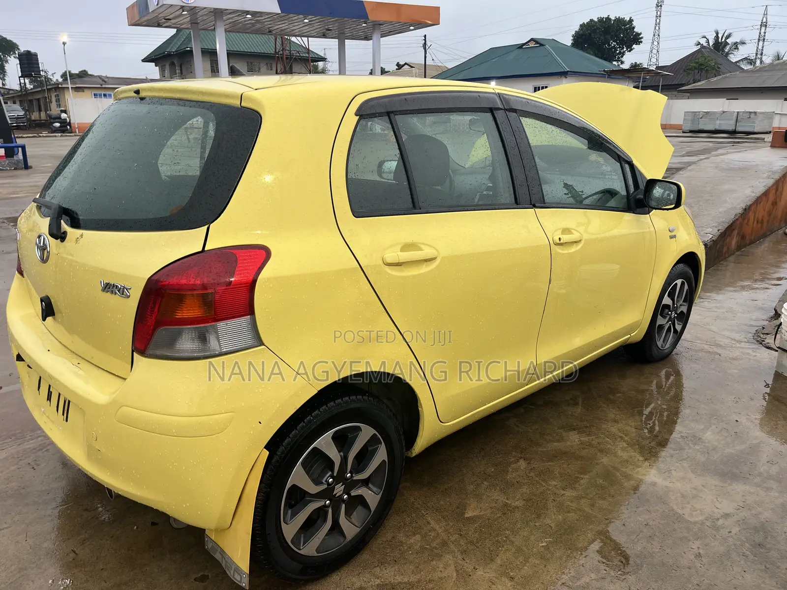 Toyota Yaris Base Hatchback 5dr 2010 Yellow