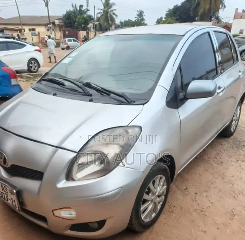 Toyota Vitz 2010 Silver