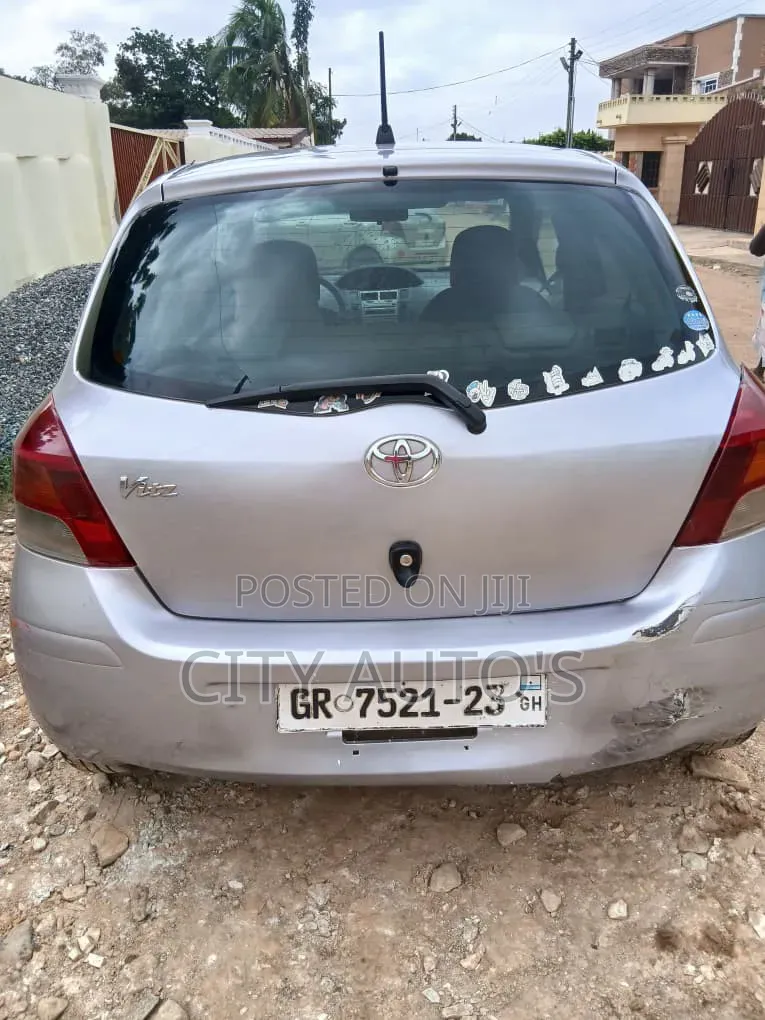 Toyota Vitz 2010 Silver
