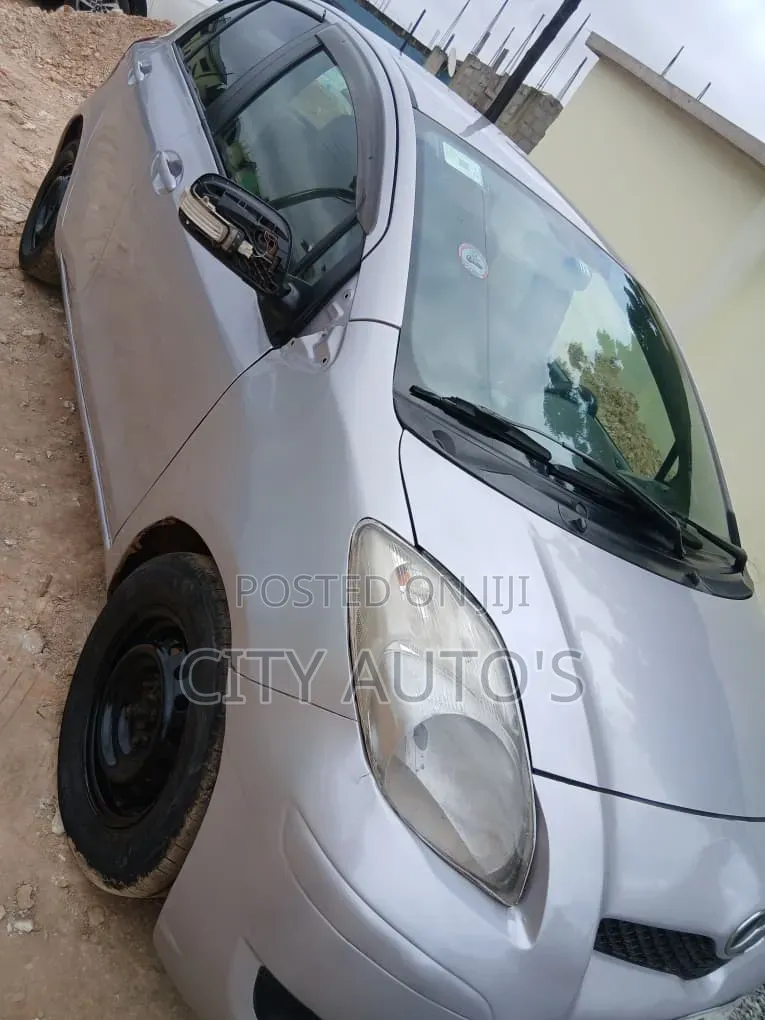 Toyota Vitz 2010 Silver