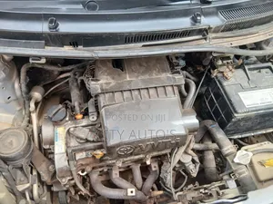 Toyota Vitz 2010 Silver