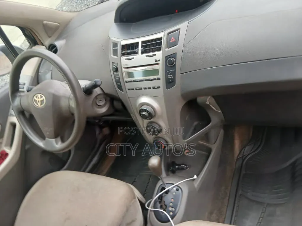 Toyota Vitz 2010 Silver