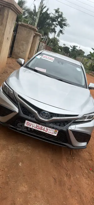 Toyota Camry SE 2021 Gray