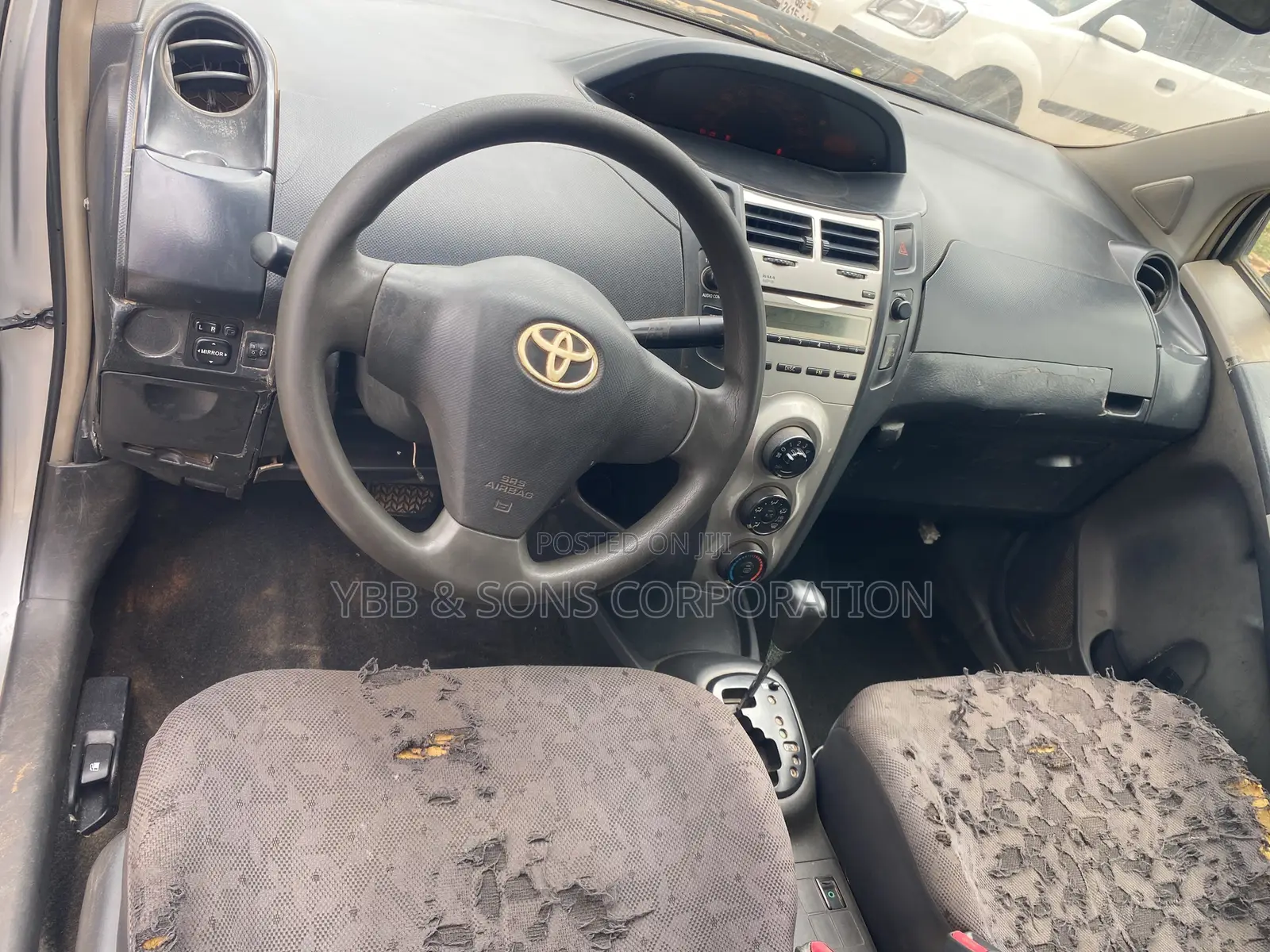 Toyota Vitz 2010 Silver
