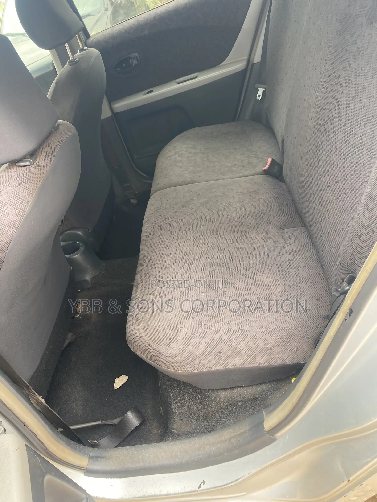 Toyota Vitz 2010 Silver