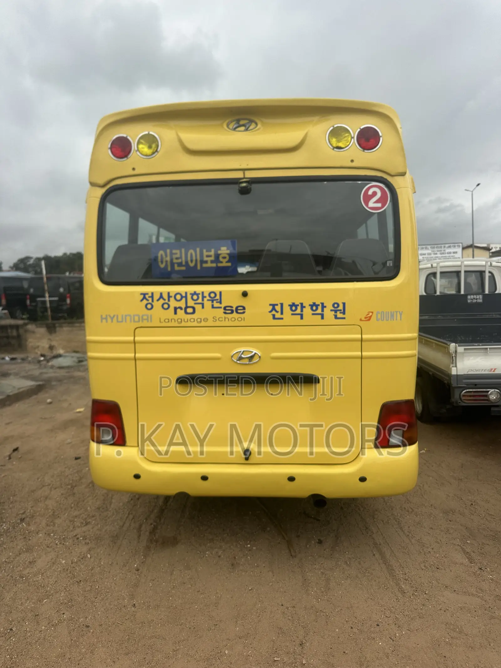 Hyundai County 2012 Yellow