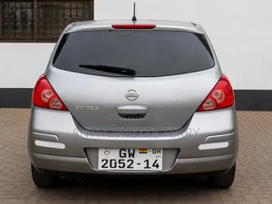 Nissan Versa 1.8 S Hatchback 2007 Silver
