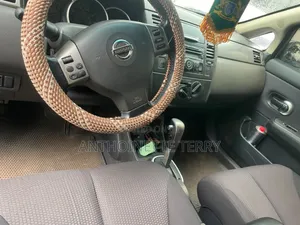 Nissan Versa 1.8 S Hatchback 2007 Silver