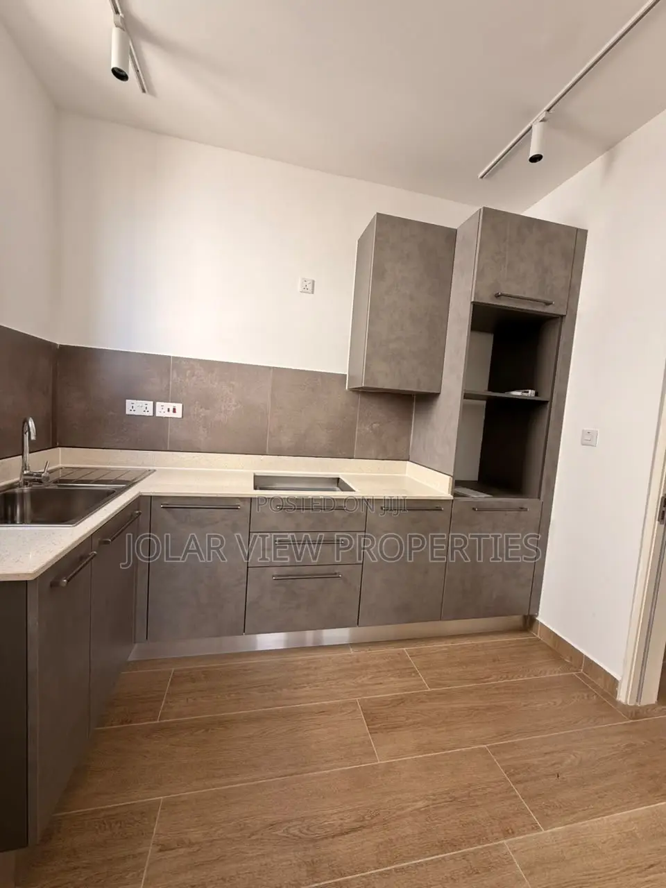 3bdrm Townhouse / Terrace in Jolar View, Tseaddo for rent