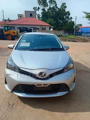 Toyota Vitz 2015 Silver