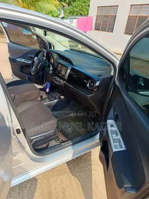Toyota Vitz 2015 Silver