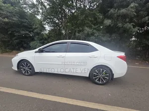 Toyota Corolla XSE (1.8L 4cyl 2A) 2018 White