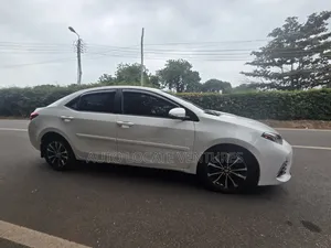 Toyota Corolla XSE (1.8L 4cyl 2A) 2018 White