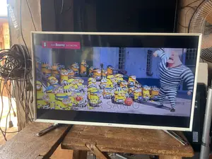 White Samsung Smart LED TV (40)