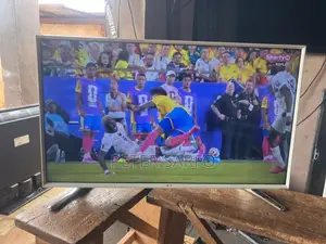 White Samsung Smart LED TV (40)
