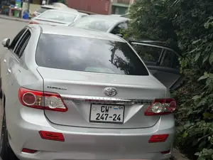 Toyota Corolla LE 4dr Sedan (1.8L 4cyl 4A) 2013 Silver