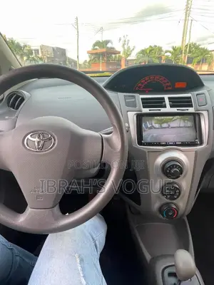 Toyota Vitz 2010 Silver