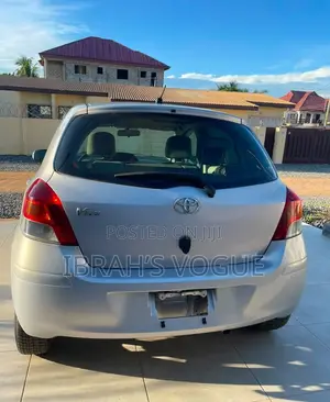Toyota Vitz 2010 Silver