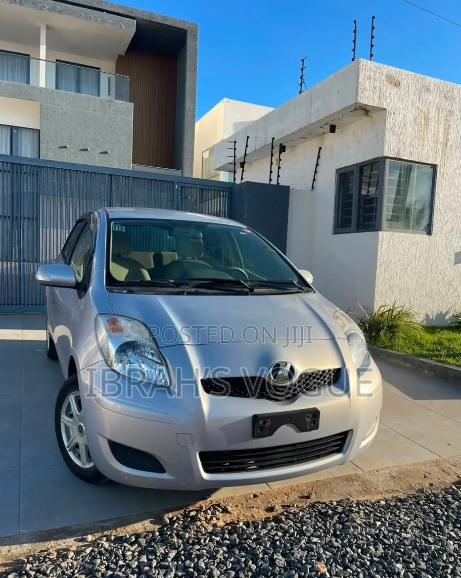 Toyota Vitz 2010 Silver
