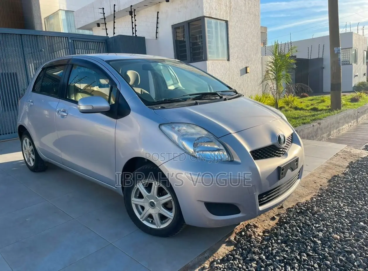 Toyota Vitz 2010 Silver