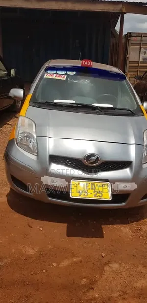 Toyota Vitz 2010 Silver