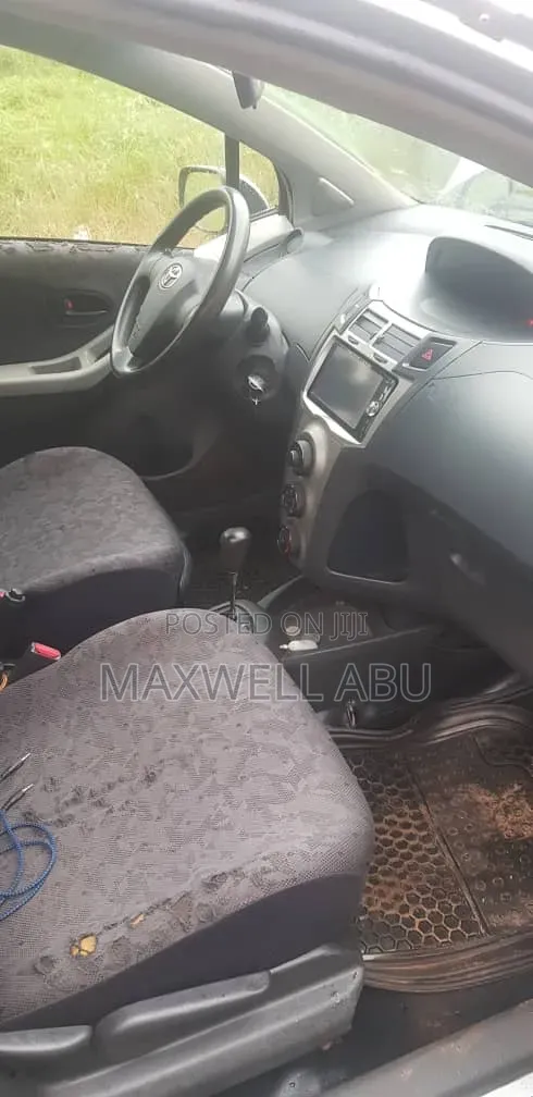 Toyota Vitz 2010 Silver