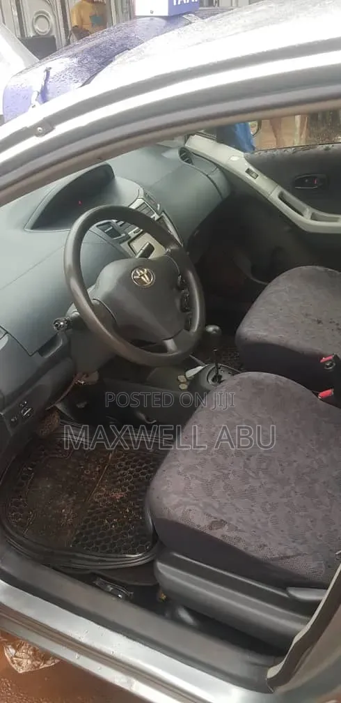 Toyota Vitz 2010 Silver