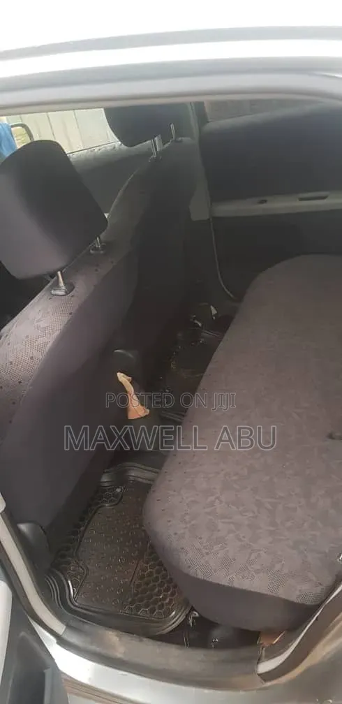 Toyota Vitz 2010 Silver