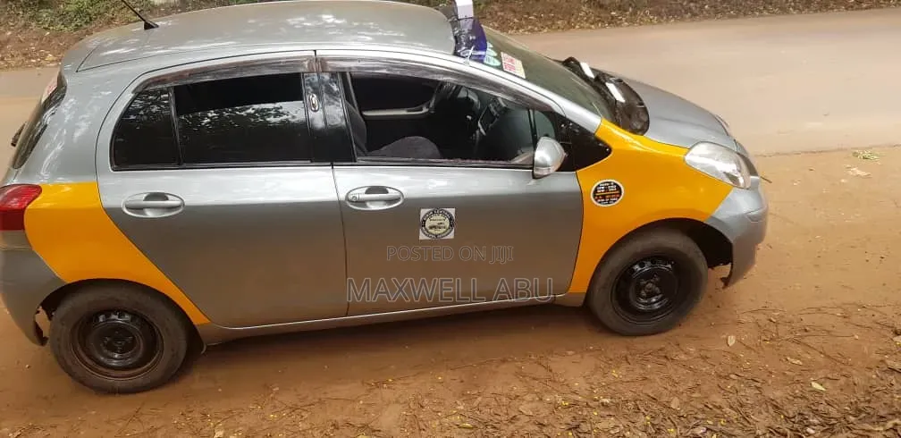 Toyota Vitz 2010 Silver
