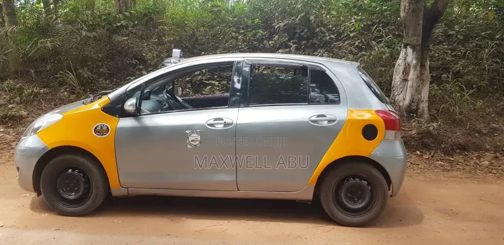 Toyota Vitz 2010 Silver