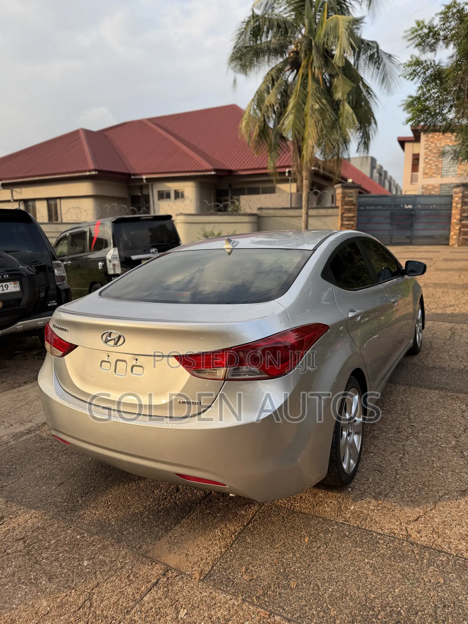 Hyundai Elantra Limited Sedan FWD (1.8L 4cyl 6A) 2013 Silver
